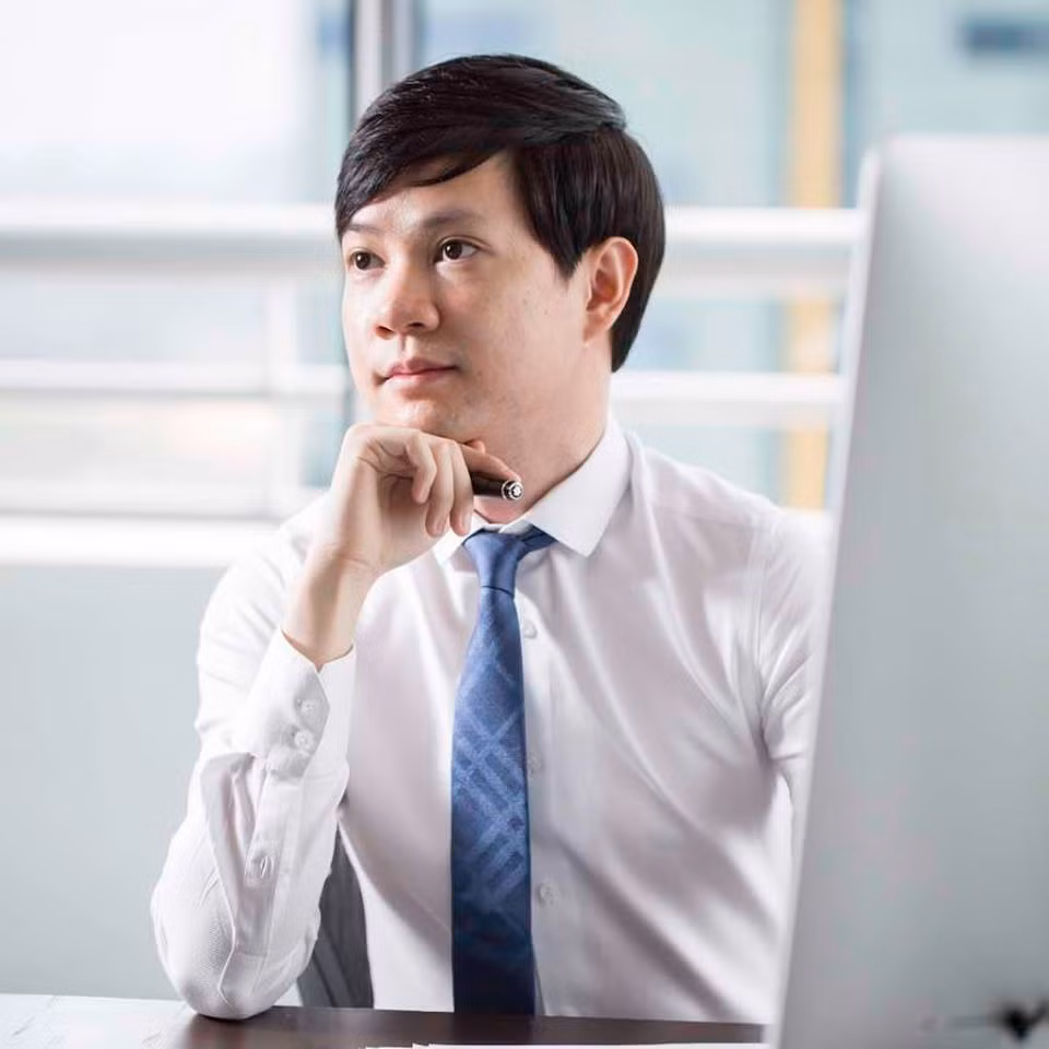 Mặc dù là con trai của vợ chồng nhà sáng lập TT Group, nhưng Trung Tín không dựa hơi bố mẹ. Sau khi tốt nghiệp Đại học ở Úc và về nước, Tín bắt đầu làm việc từ vị trí nhân viên marketing tập sự ở tập đoàn của gia đình rồi tự khởi nghiệp bằng việc vay 10 tỷ đồng mở Sin Ultra Lounge - một mô hình F&amp;B (thực phẩm và đồ uống). Sau 1 năm, anh trả được cả vốn, lãi và tiền thuê mặt bằng khoảng 13 tỷ đồng.