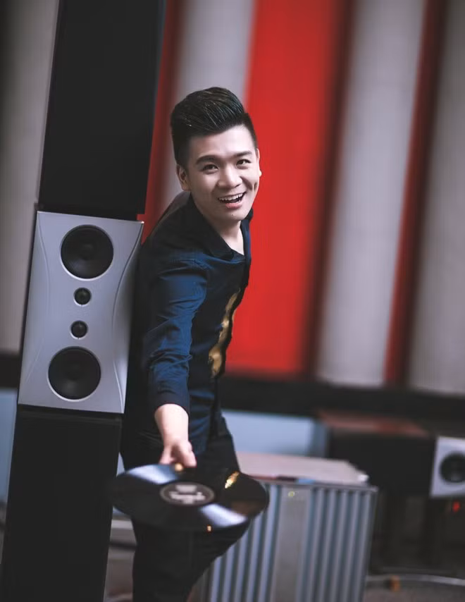 "Thiếu gia nghìn tỷ" là biệt danh của Đỗ Quang Vinh, con trai ông Đỗ Quang Hiển (bầu Hiển). Vị doanh nhân trẻ này được nhiều người biết đến với những phát ngôn gây chú ý. Dù sinh ra trong gia đình giàu có nhưng Quang Vinh lại là người rất biết tiết kiệm, không tiêu xài đồ hiệu, siêu xe, rất giản dị, khiêm nhường.