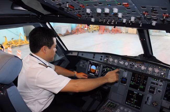 Tích lũy giờ bay tối thiểu là yêu cầu tiên quyết để có thể tìm được công việc tốt trong ngành này. Học viên phải thực hành ít nhất 4.000 giờ bay trước khi có cơ hội trở thành cơ trưởng.