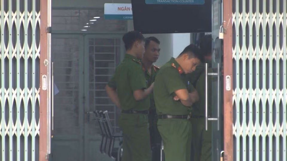 Công an đang khám nghiệm hiện trường.