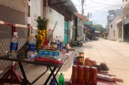 Hiện trường xung quanh khu vực căn nhà nơi xảy ra thảm án đến trưa mồng 3 Tết vẫn đang được phong tỏa nghiêm ngặt. Công an, BVDP phường Bình Hưng Hòa, quận Bình Tân được bố trí bảo vệ.