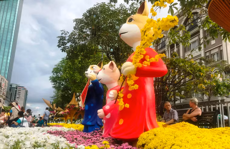 Những chú chó ngộ nghỉnh, linh vật của năm Mậu Tuất hiện diện khắp đường hoa.