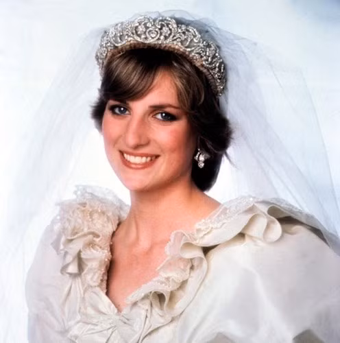 Vương miện "Cambridge Lover’s Knot Tiara": hay còn gọi là vương miện “Gắn kết tình nhân Cambridge”. Vương miện này thuộc bộ sưu tập của Nữ hoàng Elizabeth II. Nữ hoàng đã cho Công nương Diana mượn đeo trong hôn lễ với thái tử Charles. Lover’s Knot gồm 19 khung đính kim cương và mỗi khung gắn một viên ngọc trai, thanh cao, quý phái, trở thành một trong những vương miện được Công nương Diana diện nhiều lần.