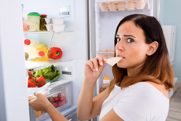 Phô mai: Phô mai là một loại thực phẩm giàu protein nên nó sẽ giữ cho bạn no cho đến ngày hôm sau. Bạn có thể ăn một lát phô mai ít chất béo vào đêm khuya mà không cần lo sẽ bị tăng cân.