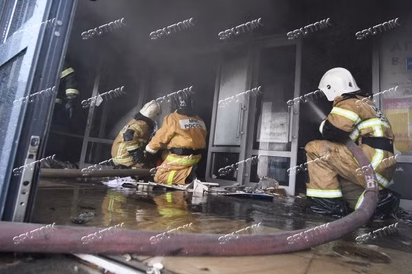 Lực lượng cứu hỏa tại hiện trường vụ cháy. (Nguồn: Sputnik) Lực lượng cứu hỏa tại hiện trường vụ cháy. (Nguồn: Sputnik)