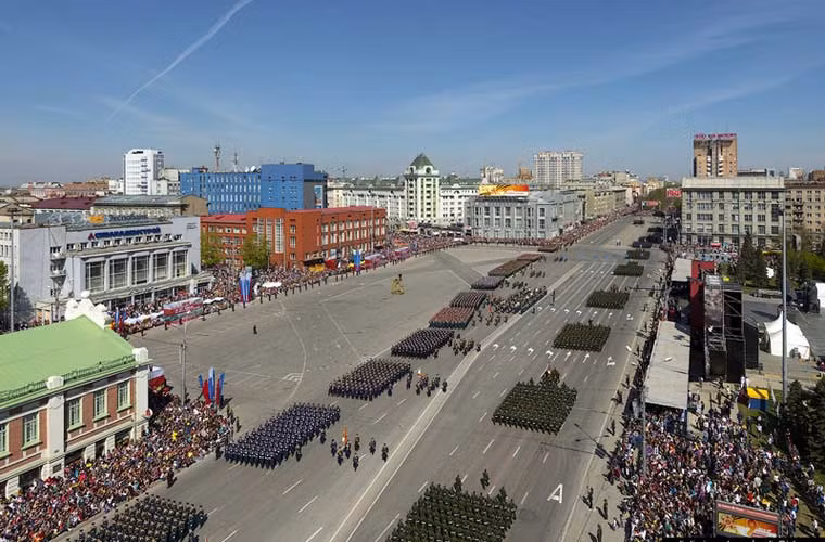 Ngoài Moscow, Quân đội Nga trong ngày 9/5 cũng có duyệt binh lớn ở Novosibirsk với sự tham gia của 3.000 binh sĩ, 60 đơn vị xe cơ giới và 13 máy bay, trực thăng. Tuy nhỏ hơn qui mô cuộc duyệt binh trên Quảng trường Đỏ nhưng độ hoành tráng, đẹp mặt thì không hề thua kém.