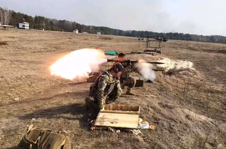 Ở một góc khác, nhóm binh sĩ này đang huấn luyện bắn súng chống tăng RPG-7.