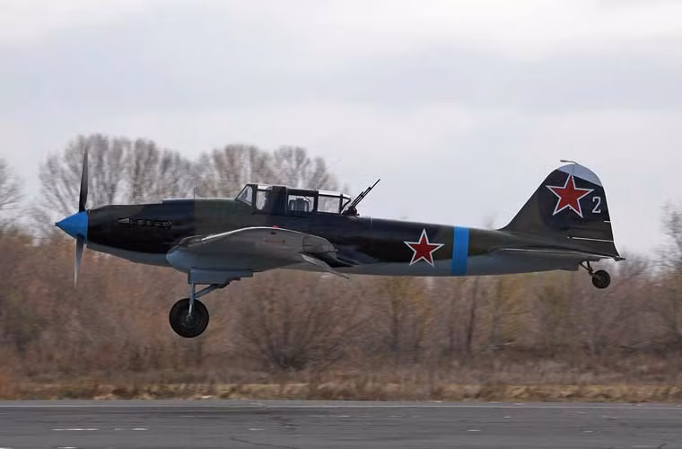 Il-2 được trang bị một động cơ Mikulin AM-38F làm mát bằng nước công suất 1.720 mã lực cho tốc độ bay tối đa 414km/h, tầm bay 720km, trần bay 5.500m.