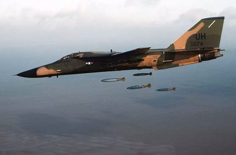 Ngoài ra, F-111 có khả năng mang được khối lượng vũ khí rất lớn, lên tới 14,3 tấn bom, tên lửa các loại. Máy bay được trang bị hại động cơ phản lực quạt nén TF30-P-100 cho tốc độ cực cao 2.655km/h, tầm bay tối đa lên tới hơn 5.000km.