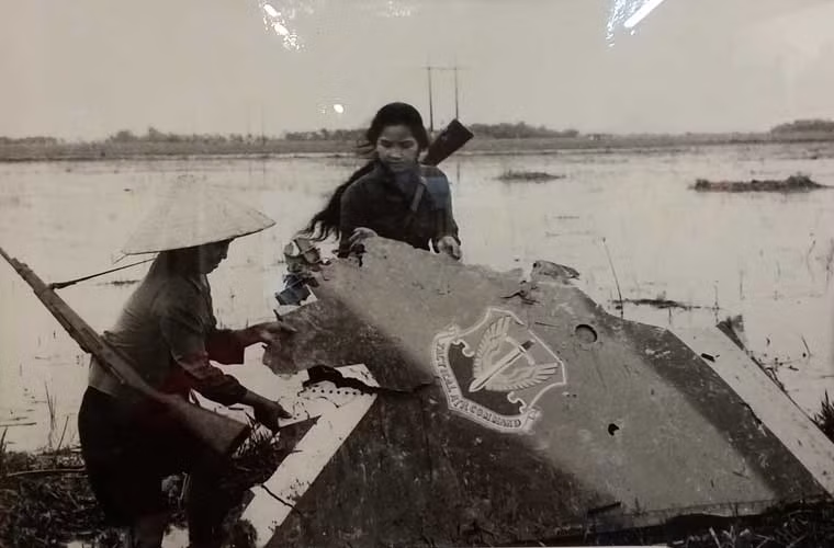 Với những ưu điểm như vậy, người Mỹ tự tin rằng, bộ đội phòng không miền Bắc Việt Nam không có khả năng bắn hạ được máy bay F-111. Tuy nhiên, có lẽ ngay cả cha đẻ của F-111 cũng không thể ngờ rằng vũ khí đặc biệt tối tân, cực kỳ đắt tiền của họ lại bị những thứ vũ khí mà họ xếp vào “cổ lỗ sĩ” hạ gục. Ảnh: mảnh xác chiếc máy bay F-111 bị quân dân Tiến Châu - Yên Lãng - Vĩnh Phúc bắn hạ ngày 17/10/1972.