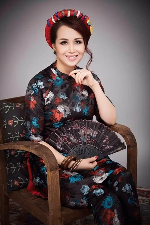 Trong bộ ảnh mới ra mắt, Hoa hậu Nguyễn Diệu Hoa, hoa hậu biết nhiều ngoại ngữ nhất, duyên dáng đầy sức hút khi diện thiết kế áo dài cách tân, người đẹp kết hợp sử dụng phụ kiện như khuyên tai mặt hoa, quạt thêu hay khăn vấn.