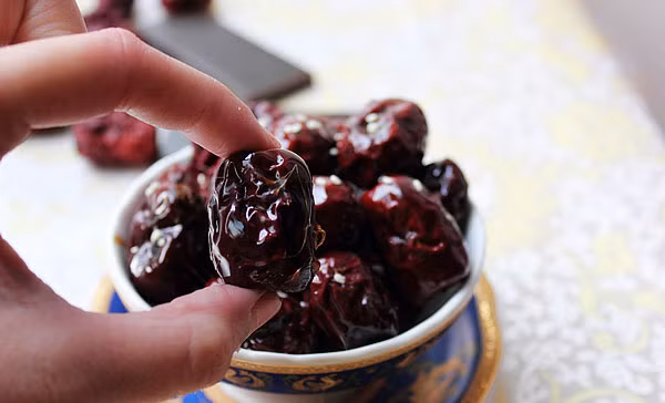 Mứt táo ta: từ xa xưa ông cha ta đã biết đến công dụng chữa bệnh thần kì từ quả táo ta. Táo có thể được phơi khô kết hợp với các vị thuốc khác tạo thành bài thuốc tốt cho sức khỏe hoặc dịp Tết đến thì làm mứt táo cho cả gia đình thưởng thức. Ảnh: Dạy con.