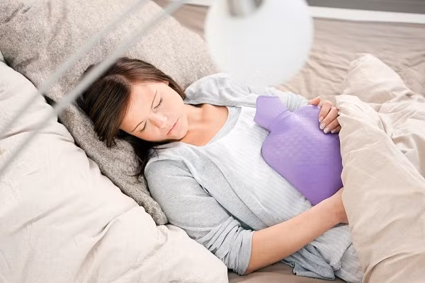 Chị em phụ nữ đến ngay hành kinh mà hay bị đau bụng kinh, mệt mỏi nhiều cũng có thể chế biến sữa nghệ để uống trước và trong ngày hành kinh. Ảnh: Yêu trẻ thơ. 