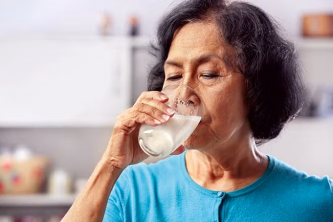 Rất nhiều nghiên cứu chỉ ra rằng những người sử dụng sữa đều đặn mỗi ngày nguy cơ mắc bệnh tim mạch thấp hơn những người khác từ 15-20%. Ảnh: Zing.
