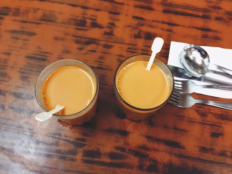 Trà sữa Ấn Độ có tác dụng rất tốt cho hệ tiêu hóa của bạn, kích thích thức ăn tiêu hóa nhanh hơn, giúp bạn không bị đầy hơi... vì thế sau mỗi bữa ăn hằng ngày mọi người có thể dùng một cốc trà sữa này thay vì uống các loại nước ngọt, nước uống có gas không tốt cho sức khỏe. Ảnh: Tạp chí phụ nữ. 