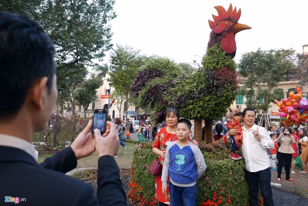 Linh vật gà trống, biểu tượng của năm Đinh Dậu 2017 tại vườn hoa Đinh Tiên Hoàng được đông đảo người dân thích thú.