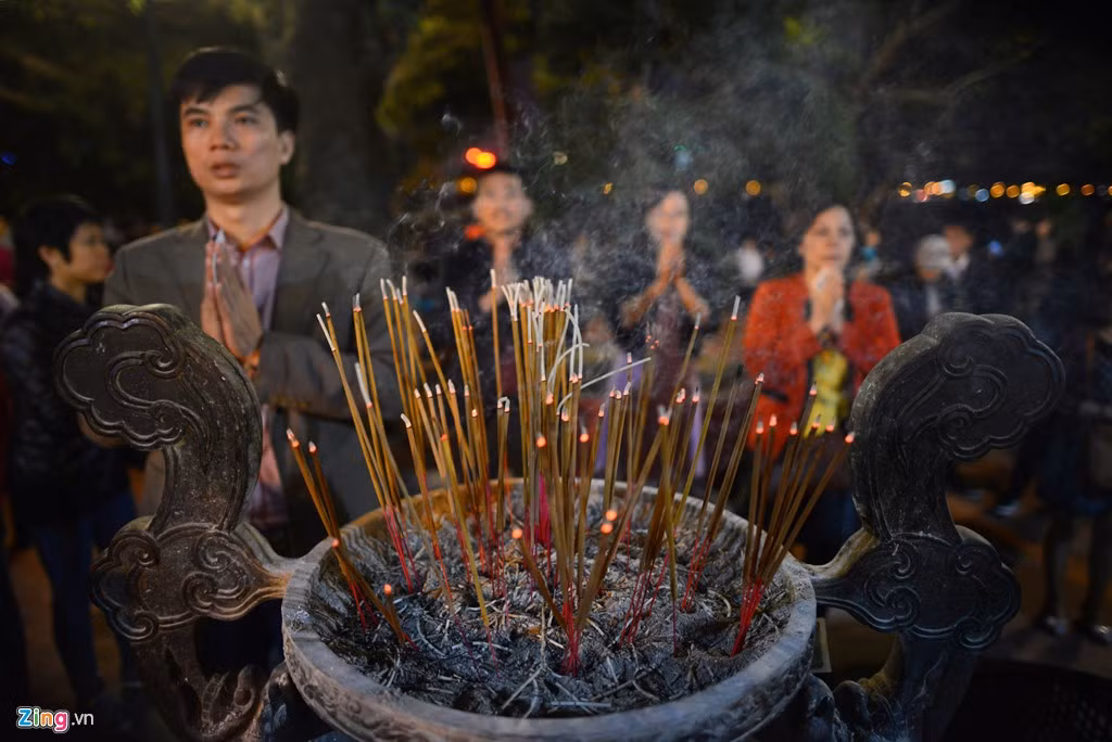 Hàng năm, cùng với chùa Quán Sứ, Trấn Quốc, đền Quán Thánh, Phủ Tây Hồ là một trong những điểm thu hút đông đảo người dân, phật tử đi lễ đầu năm mới.