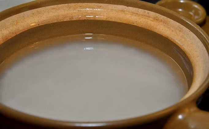 Trong măng có chứa một số độc tố có hại cho sức khỏe, vì thế khi chế biến món măng khô bạn cần luộc măng thật kỹ, sau đó ngâm vào nước gạo 2 ngày thay nước liên tục mỗi lần bạn vo gạo để làm giảm độc tố có trong măng.
