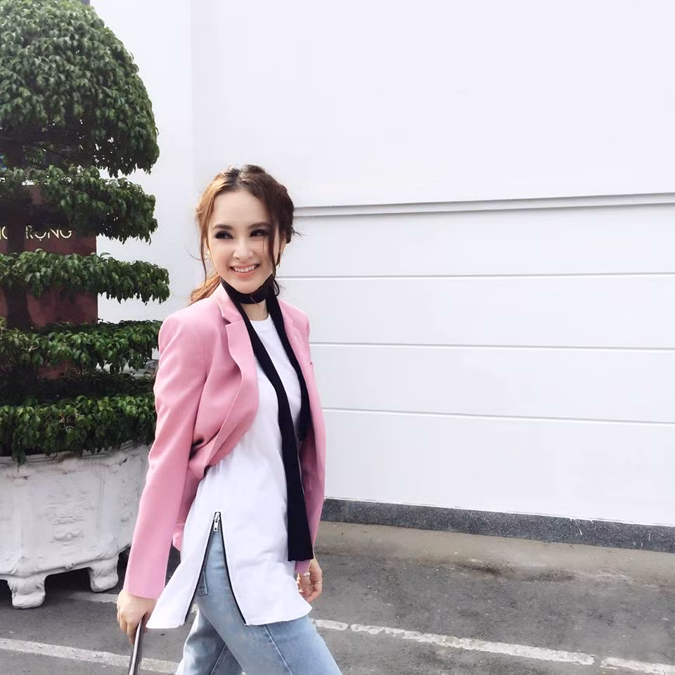 Dù bị chụp lén nhưng "bà mẹ nhí" vẫn vô cùng duyên dáng và quyến rũ với nhan sắc đẹp từ mọi góc nhìn như thế này.