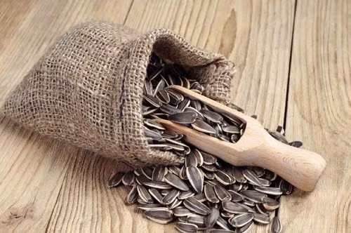 Hạt hướng dương: Biết cách ăn hướng dương thì loại hạt khô ăn Tết này rất tốt cho sức khỏe. 