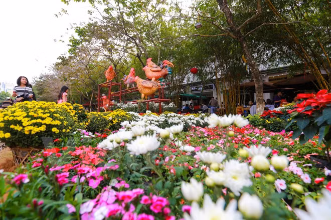 Chủ đề chính của lễ hội hoa là 'từ cổ tích đến tương lai' được đầu tư kinh phí lớn với nhiều loài hoa được sắp đặt một cách nghệ thuật, trải dài trên diện tích 54 hecta. (Ảnh: PV/Vietnam+)