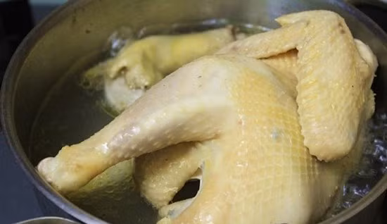 Tuy nhiên, nếu gia đình bạn đông người thì gà hồ luộc cũng là lựa chọn không tồi.