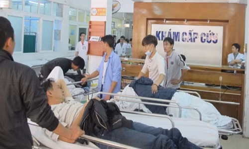 Hàng ngàn người nhập viện ngày Tết vì ngộ độc rượu Hang ngan nguoi nhap vien ngay Tet vi ngo doc ruou