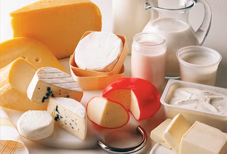 Một số sản phẩm từ sữa như kem, pho mát, sữa nguyên kem có thể làm bạn táo bón nếu ăn quá nhiều khiến cơ thể không hấp thụ hết.