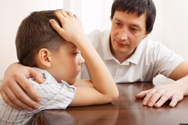 Bé 2 tuổi nếu chỉ nói được “ba, mẹ”, và chỉ hiểu được vài từ khác, chưa biết phối hợp 2 từ hoặc nói câu ngắn cũng phải đi kiểm tra.