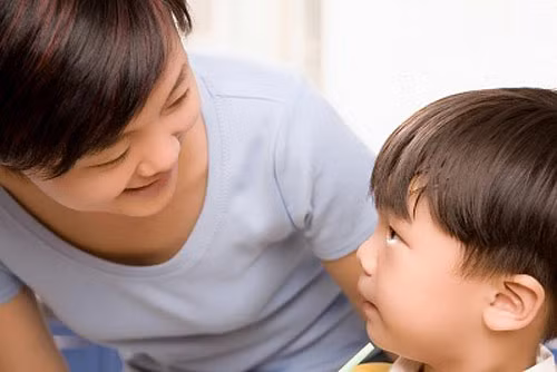 Bé 18 tháng tuổi nếu sự phát triển ngôn ngữ của bé có dấu hiệu ngưng đột ngột hoặc bị thoái lui thay vì tiến bộ hơn cũng cần kiểm tra sớm.