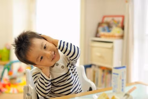 Bên cạnh những cách nhận biết trên, bạn có thể theo dõi tình trạng ngôn ngữ của con mình theo độ tuổi của bé để phát hiện ra những bất thường nếu có.