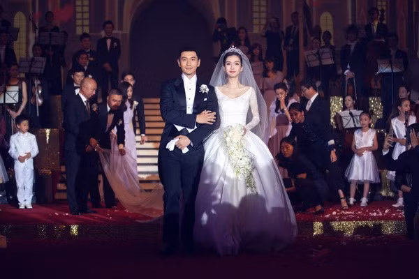 Giới thạo tin cho biết, Huỳnh Hiểu Minh là người thích thể hiện nên luôn muốn tổ chức đám cưới hoành tráng “vô tiền khoáng hậu”. Tuy nhiên trong lễ cưới khi được hỏi về chi phí đám cưới, anh bình thản cho biết may mắn được bạn bè tài trợ khá nhiều.