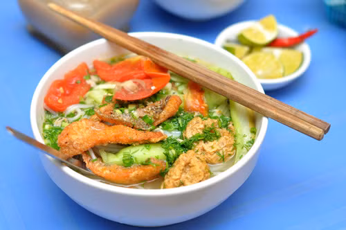 Bún cá giao thừa: Món ăn này cũng thường được chọn để nhâm nhi làm ấm bụng trong đêm giao thừa đón năm mới.