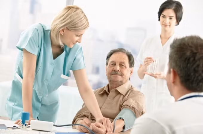 Các bác sĩ cho biết chế độ ăn uống không khoa học có ảnh hưởng rất lớn đến những người bị bệnh gan nên mọi người không được phép chủ quan. Dưới đây là một số thực phẩm nên có sẵn trong nhà dành cho người gan yếu cần chuẩn bị. Ảnh: Nursingclassesonline.