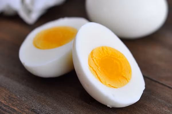 Dự trữ trứng: lòng trắng trứng rất tốt cho gan vì nó chứa nhiều chất có tác dụng bảo vệ gan. Những người bị gan yếu có thể cách một ngày ăn một quả trứng ( bỏ lòng đỏ). Ảnh: Phunu3x.