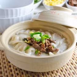 Teok Guk gồm bánh gạo Teok, nước xương bò hầm, thịt bò, hành hoa và gia vị. Người Hàn ăn Teaok Guk đầu năm để mong một năm mới trọn vẹn gặp nhiều may mắn, mọi việc đều suông sẻ.