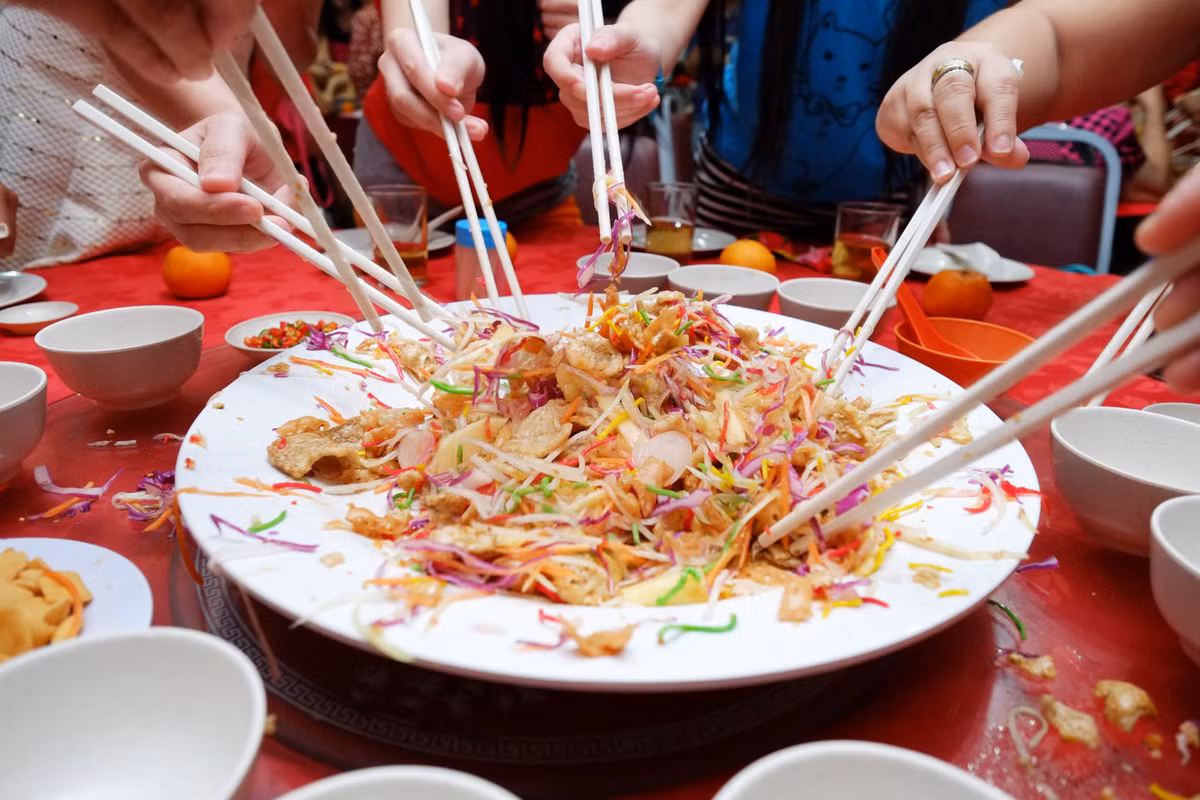 Yu Sheng là một loại gỏi với nguyên liệu chính là cá hồi sống và nhiều loại rau củ bào sợi mang những ý nghĩa khác nhau. Người ta ăn Yu Sheng với hi vọng vào một năm mới tươi sáng, nhiều may mắn.