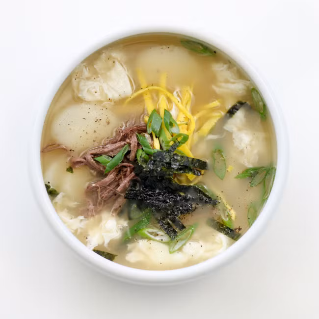 Ngày Tết âm lịch người Hàn Quốc thường xuyên ăn món canh Teok Guk.