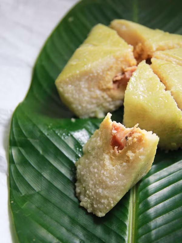 Bánh chưng là loại bánh Tết truyền thống của Việt Nam. Món bánh này không thể thiếu trên bàn thờ dâng tổ tiên và trong mâm cỗ của mỗi gia đình người Việt ngày Tết.