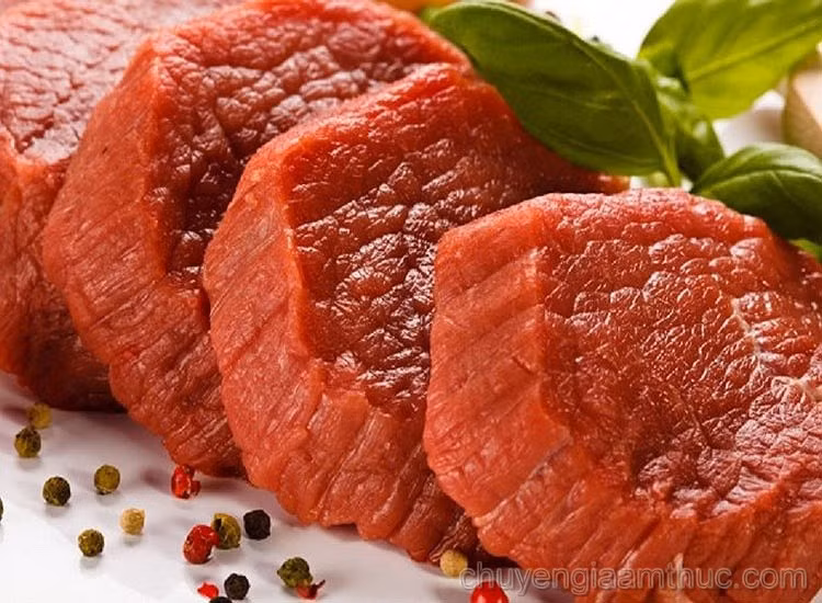 Thịt bò tính ôn còn thịt lợn lại tính hàn vì thế nếu cùng chế biến thì chất lượng của món ăn sẽ bị giảm đi rất nhiều, chất dinh dưỡng cũng bị giảm bớt.