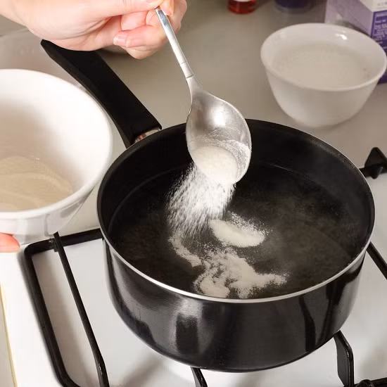 Cách làm mứt Tết rau câu. Bước 1: Cho nước và đường vào nồi, đổ từ từ bột rau câu và dùng tay khuấy đều để bột rau câu không bị vón cục, bạn có thể pha theo tỉ lệ hướng dẫn trên bao bì.