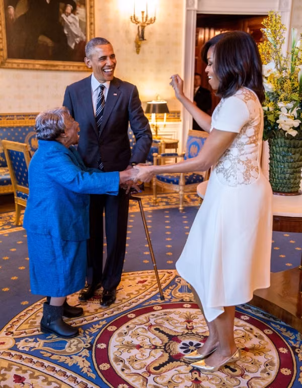  Ông Obama nhìn vợ nhảy với cụ bà 106 tuổi đến từ Virginia.