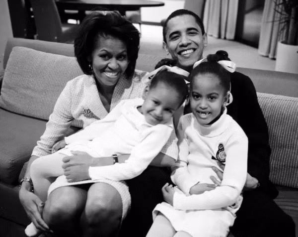 Bức ảnh cũ chụp cả 4 thành viên của gia đình Obama năm 2004 được bà Michelle chia sẻ lên mạng sau khi cựu tổng thống Barack Obama phát biểu từ biệt trước khi rời Nhà Trắng.