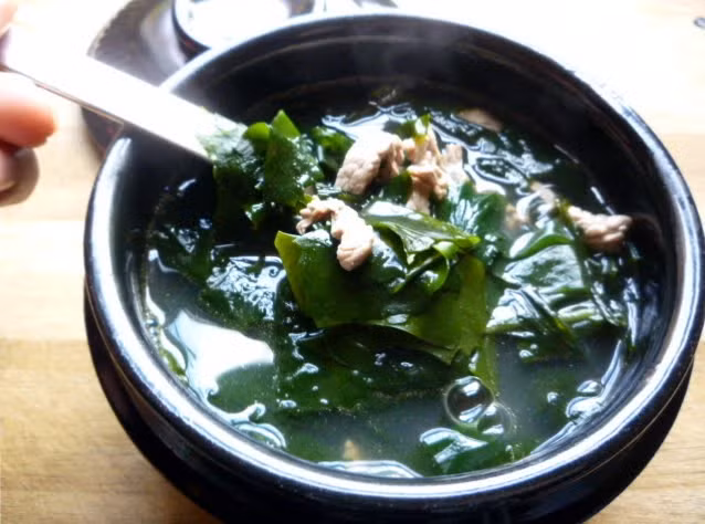 Canh rong biển cũng là lựa chọn tuyệt vời để giải rượu, giải độc cơ thể sau những bữa ăn nhậu triền miền ngày Tết.