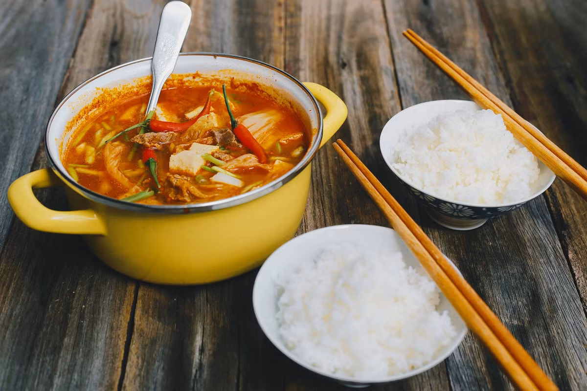  Canh kim chi nấu thịt bò: Món canh giải rượu này có vị chua cay là chủ yếu.