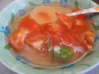  Canh cà chua: Nấu canh này cực kỳ đơn giản bạn chỉ cần bắc nồi nước lên bếp đun sôi sau đó cắt nhỏ cà chua cho vào nồi đun nhừ rồi nêm gia vị vừa ăn là được.