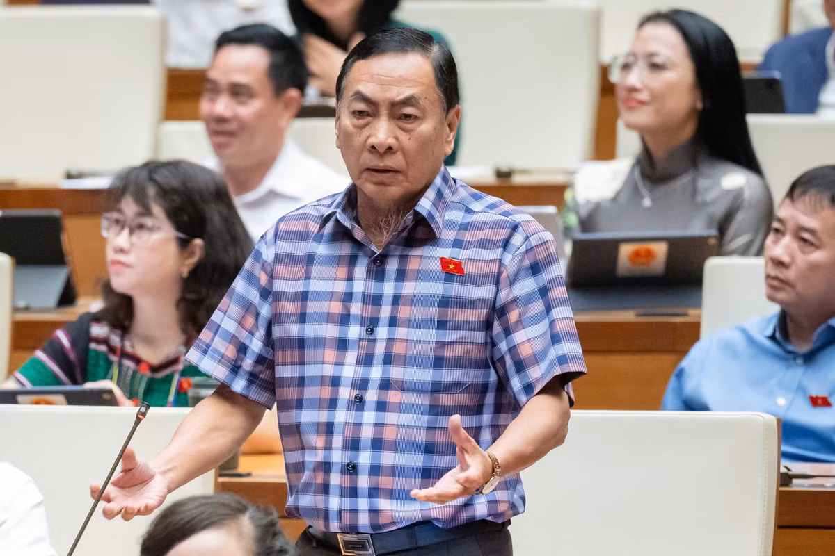 ĐB chất vấn: Sao NHNN không mua vàng miếng, dân phải bán chợ đen - Hình 3 DB chat van: Sao NHNN khong mua vang mieng, dan phai ban cho den-Hinh-3