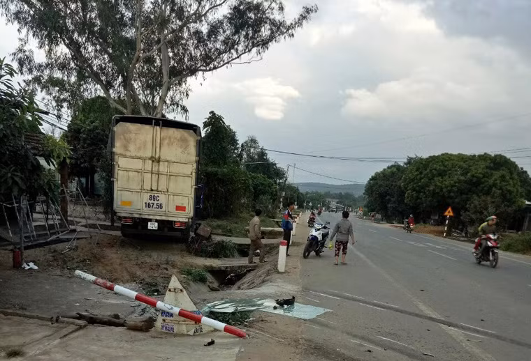 Khi đến xã Diên Bình, huyện Đắk Tô thì bất ngờ chiếc xe tải nặng mang biển số tỉnh Hưng Yên (chưa rõ danh tính tài xế) lưu thông hướng ngược lại với tốc độ nhanh lao sang trái...