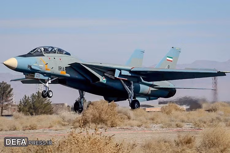 Máy bay F-14 phiên bản A và B được trang bị radar xung Doppler AWG-9. Đây là loại radar được đánh giá là ít năng lực.