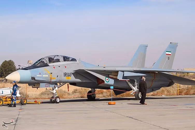 Sau đó Mỹ đã phát triển radar APG-71 với năng lực vượt trội để trang bị cho dòng tiêm kích hạm chủ lực này.